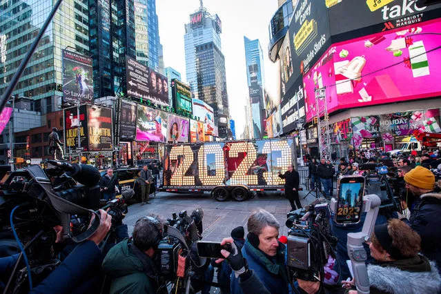 People take a look at the giant, seven-foot-tall numerals for “2023”, as it arrives for the December 31 Times New Year's Eve celebrations, at Times Square in New York City, U.S., December 20, 2022. (Photo by Eduardo Munoz/Reuters)