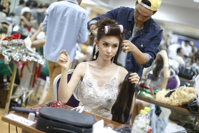 Contestant Piyada Inthavong of Laos prepares backstage before the final show of the Miss International Queen 2014 transgender/transsexual beauty pageant in Pattaya November 7, 2014. (Photo by Athit Perawongmetha/Reuters)