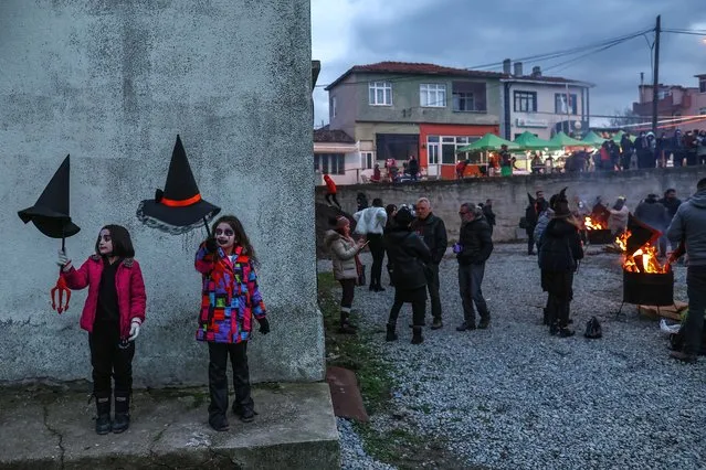 People in costumes take part in the “Bocuk Festival” at Camlica village in the Kesan district of Edirne city, Turkey, 28 January 2023. Bocuk festival is a medieval Thracian tradition to mark 'Bocuk Gecesi' or Bocuk Night that usually falls on the harshest winter night. Every year on Bocuk Night participants in costumes made of white sheets symbolizing the evil creature called Bocuk, scary people as ghosts. (Photo by Sedat Suna/EPA/EFE)