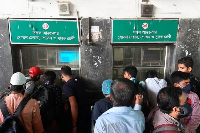 People queue to purchase tickets as Bangladesh railway resumed all passenger train services following its closure due to the Covid-19 Coronavirus pandemic, at the Kamalapur railway station in Dhaka, on September 20, 2020. (Photo by Munir Uz Zaman/AFP Photo)