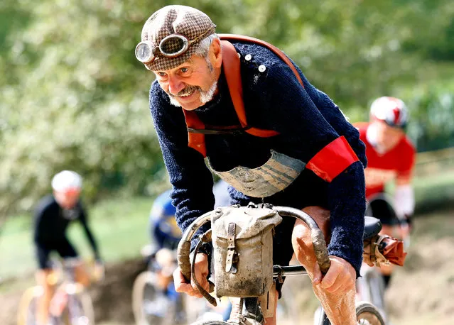 Luciano Berruti rides a vintage bicycle on gravel roads during the Strade Bianche section of the “Eroica” cycling race for old bikes in Gaiole in Chianti, Italy October 2, 2016. (Photo by Stefano Rellandini/Reuters)