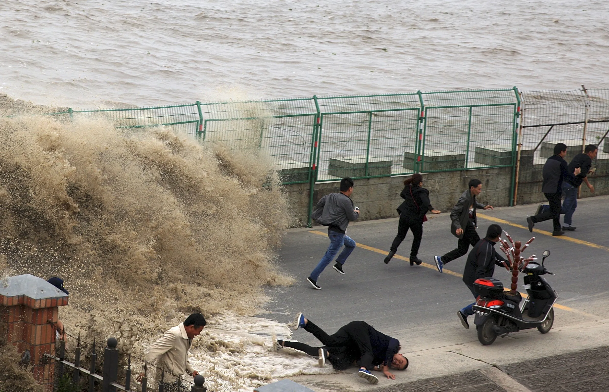 Приливная волна славы. Цяньтан приливная волна. Река Цяньтан приливная волна. Река Цяньтан. Qiantang река прилив.