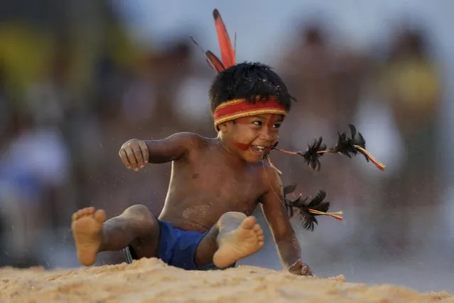 A indigenous boy from Gaviao tribe play in the sand during the first World Games for Indigenous Peoples in Palmas, Brazil, October 28, 2015. (Photo by Ueslei Marcelino/Reuters)