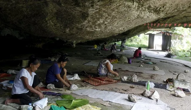 Residents, who are Typhoon Haiyan survivors, weave mats at Caub cave in Basey, Samar in central Philippines November 2, 2015, ahead of the second anniversary of the devastating typhoon that killed more than 6000 people in central Philippines. (Photo by Lorgina Minguito/Reuters)