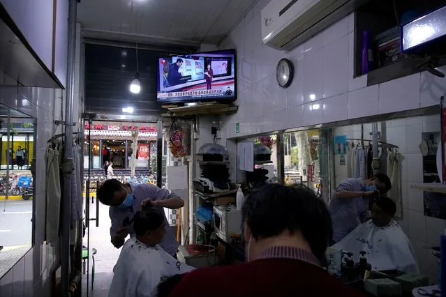 A TV screen shows news of the U.S. presidential election in a barbershop in Shanghai, China on November 4, 2020. (Photo by Aly Song/Reuters)