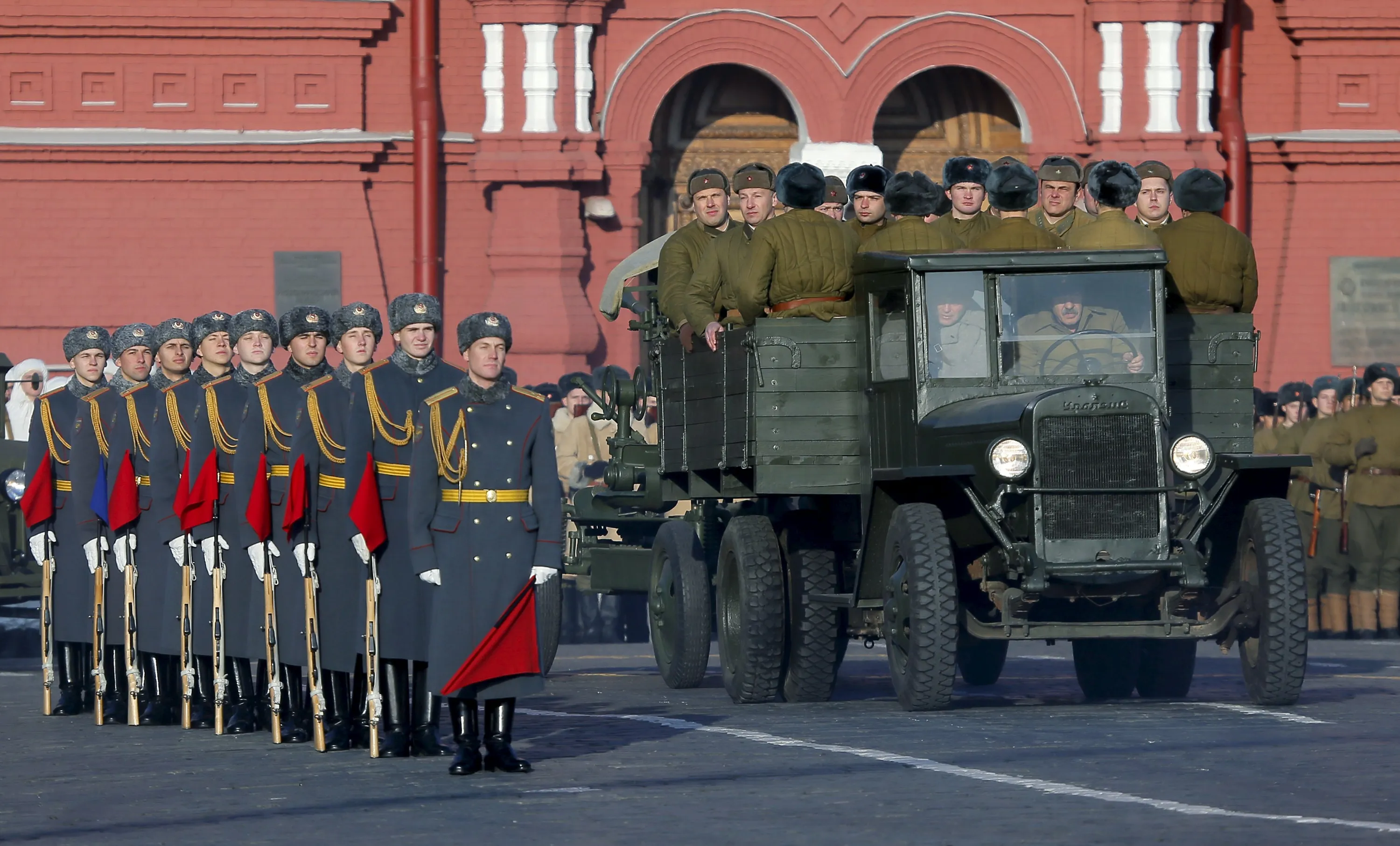 Где проходил военный парад 7 ноября. Парад 1939 в Москве. Сталин на параде 7 ноября. Сталин на параде 7 ноября 1941. Техника на параде 7 ноября 1941.