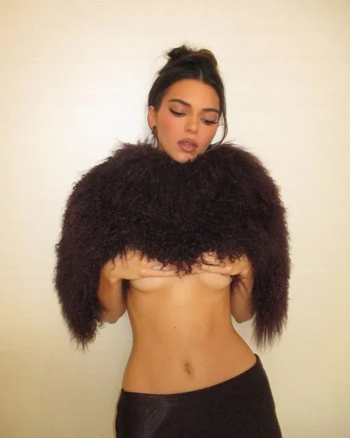 American model, media personality and socialite Kendall Jenner in the second decade of March 2023 hangs onto her breasts. (Photo by kendalljenner/Instagram)