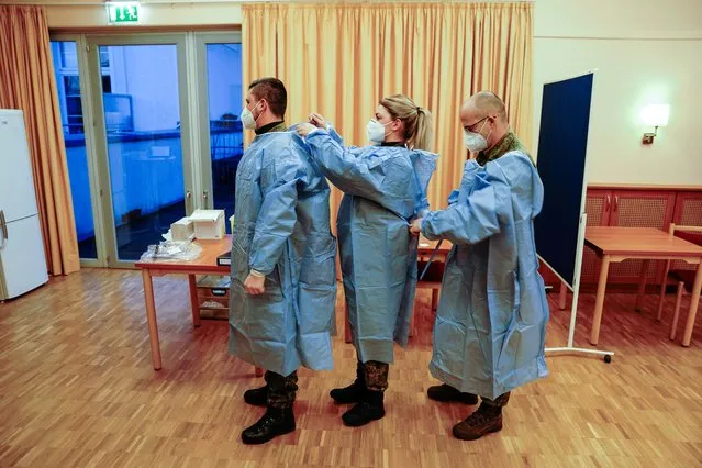 The German Armed Forces vaccination team prepares for vaccination at the Agaplesion Bethanien Sophienhaus nursing home in Berlin on December 27, 2020. On Sunday, the Corona vaccinations with the Covid-19 vaccine from Biontech/Pfizer started in Germany. (Photo by Kay Nietfeld/dpa Pool/dpa)