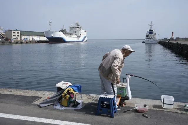 A man tries to catch fish at a pier where a liquefied hydrogen carrier is docked in Otaru, northern Japan, Friday, April 14, 2023. U.S. Energy Secretary Jennifer Granholm took a tour Friday on the Suiso Frontier, a liquefied hydrogen carrier, the day before the G-7 ministers' meeting on climate, energy and environment. (Photo by Hiro Komae/AP Photo)