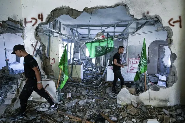 Palestinians inspect the ruins of the home of a Hamas militant that was demolished by Israeli troops in the West Bank village of Naalin, Tuesday, May 23, 2023. The home belonged to the family of Moataz Khawaja, 23, whom the Israeli army identified as the gunman who killed a man and wounded two others on one of Tel Aviv's busiest streets in March. Hamas has said Khawaja was a member of its armed wing. (Photo by Majdi Mohammed/AP Photo)