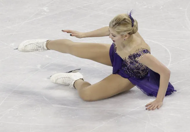 Gracie Gold falls as she performs during the women's free skate program at the U.S. Figure Skating Championships in Greensboro, N.C., Saturday, January 24, 2015. (Photo by Chuck Burton/AP Photo)