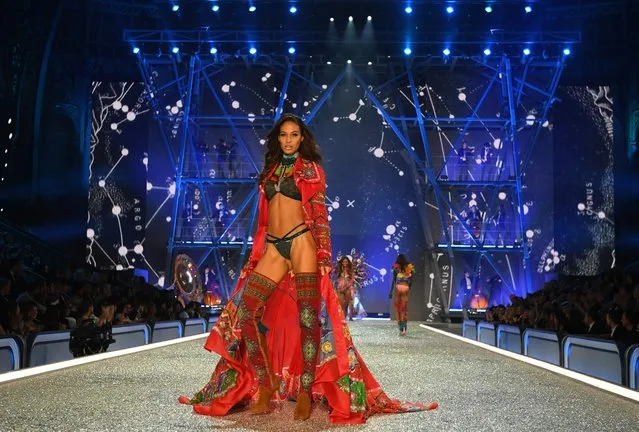 Joan Smalls walks the runway during the 2016 Victoria's Secret Fashion Show on November 30, 2016 in Paris, France. (Photo by Dimitrios Kambouris/Getty Images for Victoria's Secret)