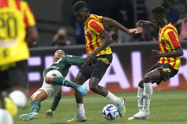 Rony of Brazil's Palmeiras, left, fights for the ball with Carlos Garces of Colombia's Deportivo Pereira during a Copa Libertadores quarterfinal second leg soccer match at Allianz Parque stadium in Sao Paulo, Brazil, Wednesday, August 30, 2023. (Photo by Andre Penner/AP Photo)