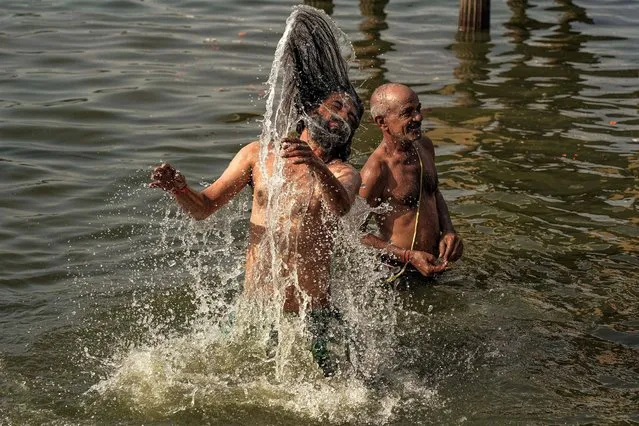 An ascetic takes a dip in the holy lake of Pushkar as he takes part in “Shravani Upakarma” ritual during the 'Raksha Bandhan' festival, in Pushkar on August 30, 2023. (Photo by Himanshu Sharma/AFP Photo)