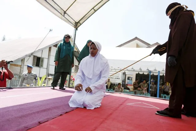 An Acehnese woman is whipped in front of the public for violating sharia law in Banda Aceh, Indonesia, 02 February 2017. The woman was sentenced to 26 lashes from a cane for having a s*x outside of marriage. Aceh is the only one province in Indonesia which has implemented sharia law, which bans sexual contact between men and women who are not married. Whipping is one form of punishment imposed in Aceh for violating Islamic sharia law. (Photo by Hotli Simanjuntak/EPA)