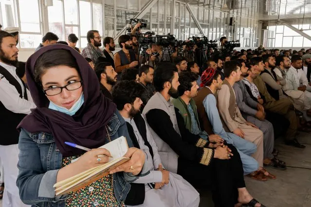 An Afghan female journalist attends a Taliban officials news conference where they announced they will start issuing passports to its citizens again following months of delays that hampered attempts by those trying to flee the country after the Taliban seized control, in Kabul, Afghanistan on October 5, 2021. (Photo by Jorge Silva/Reuters)