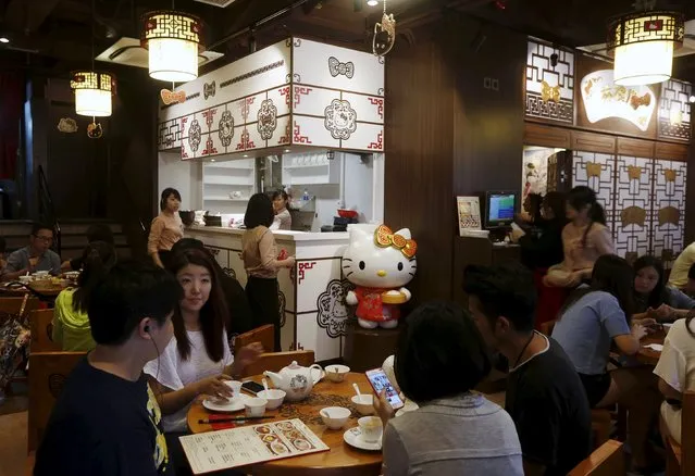 Diners eat lunch at a Hello Kitty-themed Chinese restaurant in Hong Kong, China May 21, 2015. (Photo by Bobby Yip/Reuters)