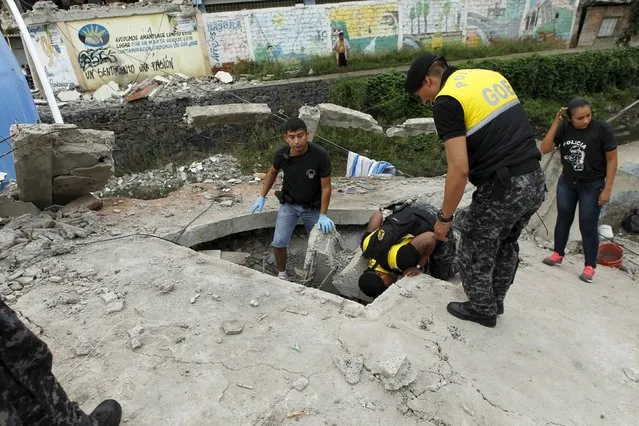 Police officers search through debris after an earthquake struck off Ecuador's Pacific coast, at Tarqui neighborhood in Manta April 17, 2016. (Photo by Guillermo Granja/Reuters)