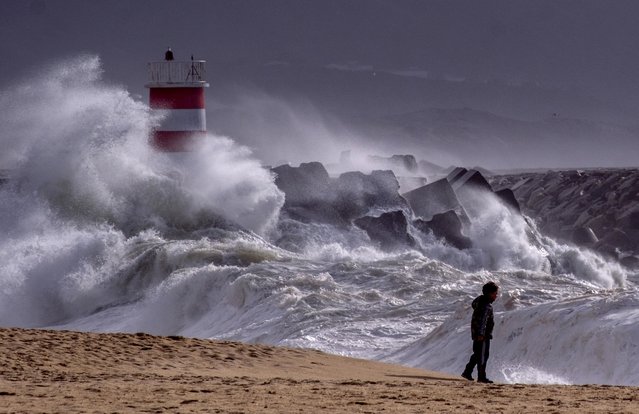 Big waves approach the beach of Nazare, Portugal, Tuesday, March 26, 2024. The high waves were caused by strong winds at one of the world's most popular surf spots. (Photo by Michael Probst/AP Photo)