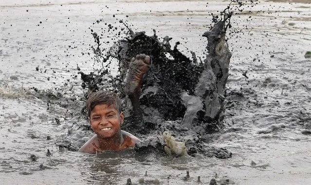 An Indian child swims in a dirty pond on a hot summer day in New Delhi, India, 03 May 2016. The temperature in the city has touched 45 degrees Celsius mark, according to the meteorological department. (Photo by EPA/Stringer)