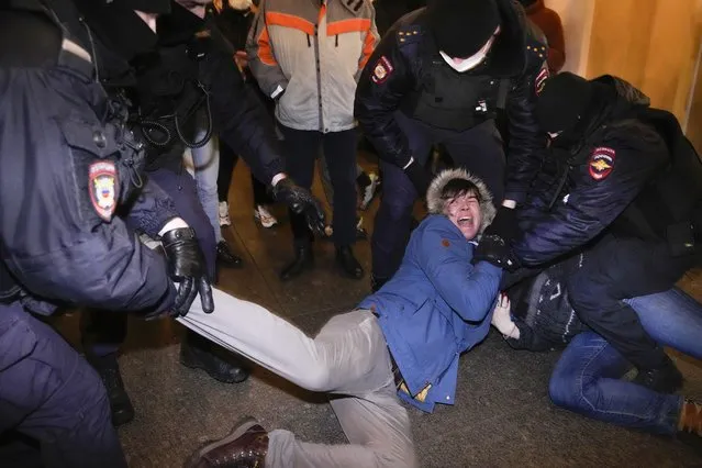 Police officers detain demonstrators in St. Petersburg, Russia, Thursday, February 24, 2022. Hundreds of people gathered in Moscow and St.Petersburg on Thursday, protesting against Russia's attack on Ukraine. Many of the demonstrators were detained. Similar protests took place in other Russian cities, and activists were also arrested. (Photo by Dmitri Lovetsky/AP Photo)