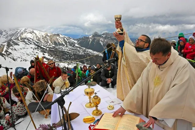 Catholic priests hold a mass during the canonization of Pope John Paul II and Pope John XXIII in Kasprowy Wierch, in Poland’s Tatra mountains, on April 27, 2014. Pope Francis proclaimed his predecessors John XXIII and John Paul II saints on Sunday, hailing both as courageous men who withstood the tragedies of the 20th century. (Photo by Marek Podmokly/Agencja Gazeta via Reuters)