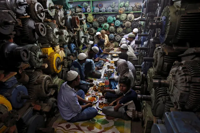 Muslims eat their iftar (breaking of fast) meal at a water pump workshop in the old quarters of Delhi, India June 8, 2016. (Photo by Adnan Abidi/Reuters)