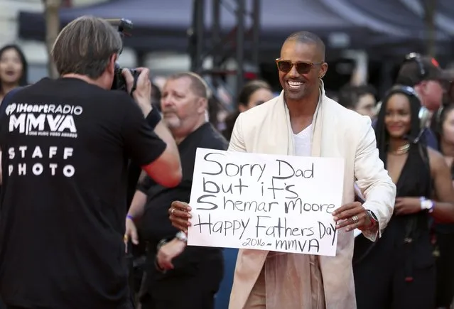 Actor Shemar Moore holds a sign for his father as he arrives for the iHeartRadio Much Music Video Awards (MMVAs) in Toronto, Ontario, Canada June 19, 2016. (Photo by Peter Power/Reuters)