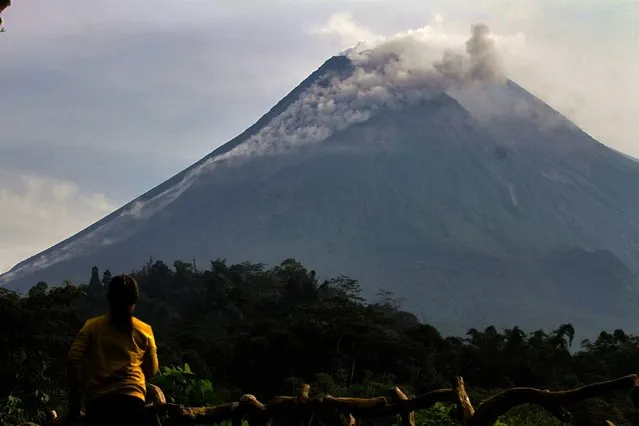 Mount Merapi spews hot clouds seen from the Tankaman Natural Park in Sleman, Yogyakarta, Indonesia on March 29, 2022. (Photo by Devi Rahman/AFP Photo)