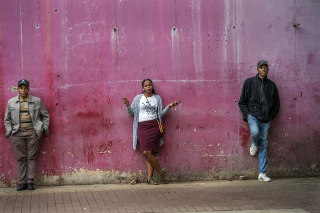 Residents of the Alexandra township of Johannesburg, South Africa, wait in line to enter a grocery store Friday April 3, 2020. South Africa went into a nationwide lockdown for 21 days in an effort to control the spread of the coronavirus. (Photo by Jerome Delay/AP Photo)