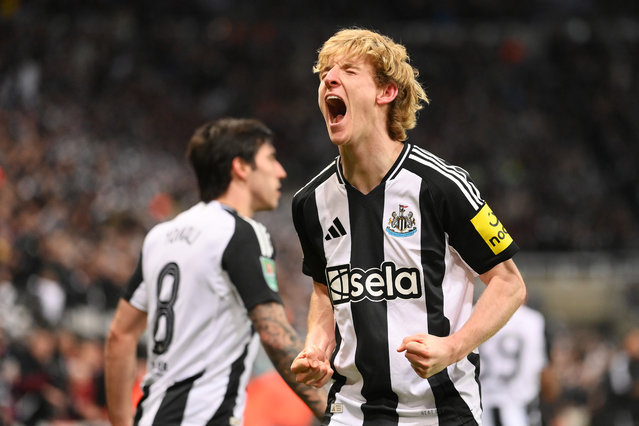 Anthony Gordon of Newcastle United celebrates scoring his team's second goal during the Carabao Cup Semi Final Second Leg match between Newcastle United and Arsenal at St James' Park on February 05, 2025 in Newcastle upon Tyne, England. (Photo by Stu Forster/Getty Images)
