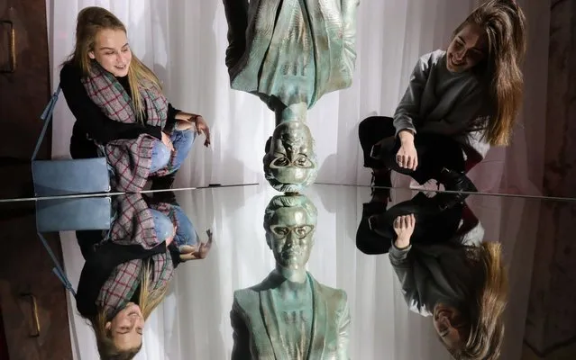 Visitors by a statue of TV journalist Ksenia Sobchak by artist Alexander Donskoi on display at the Ultra Modern Art Museum (UMAM), at the ARtplay design centre in Moscow, Russia on November 21, 2017. (Photo by Vyacheslav Prokofyev/TASS)