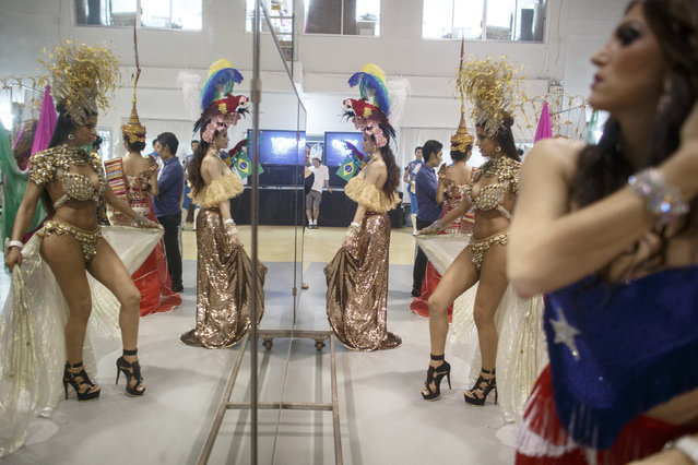 Contestants prepare backstage during the final show of the Miss International Queen 2014 transgender beauty pageant in Pattaya November 7, 2014. (Photo by Athit Perawongmetha/Reuters)