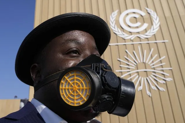 A man wears a gas mask as part of a protest with Don’t Gas Africa at the Cop27 UN climate summit in Sharm el-Sheikh, Egypt on November 15, 2022. (Photo by Peter de Jong/AP Photo)