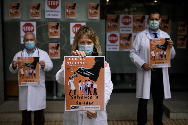 Health services members calling for a general strike and demanding more labor protection on their jobs, in Pamplona, northern Spain, Tuesday, October 27, 2020, while Spain suffer a second strong pandemic crisis by COVID-19. (Photo by Alvaro Barrientos/AP Photo)