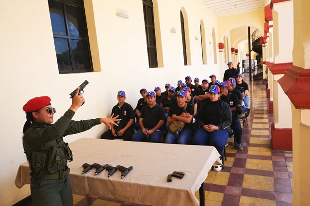 A member of the Presidential Guard shows people who signed up to join the National Bolivarian Militia how to use weapons during a training exercise at the 4F military fort, following Venezuelan President Nicolas Maduro's call for a nationwide military training, amid heightened tensions with the U.S., in Caracas, Venezuela on September 13, 2025. (Photo by Gaby Oraa/Reuters)