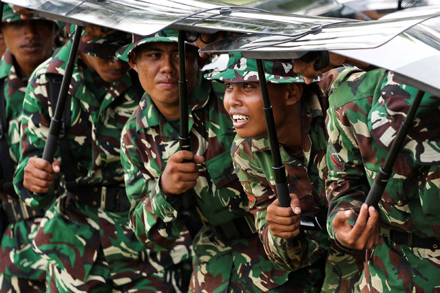 Armed Indonesian military troops attend an anti-riot practice at the National Monument (Monas) complex, amid the widespread anti-government protests and rioting over issues such as extra pay for parliamentarians and housing allowances that resulted in riots, in Jakarta, Indonesia, on September 1, 2025. (Photo by Willy Kurniawan/Reuters)