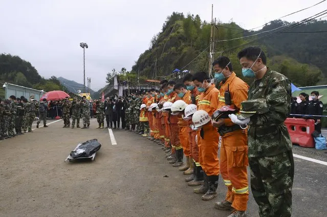 Rescuers pay their tributes to the victims of a landslide which occurred on November 13, in Yaxi township of Lishui, Zhejiang province, China, November 18, 2015. A total of 36 people were confirmed killed and two others remained missing, local media reported. (Photo by Reuters/Stringer)