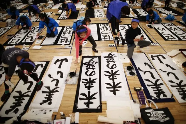 Japanese school boys and girls participate in a calligraphy contest to celebrate the New Year in Tokyo January 5, 2015. (Photo by Issei Kato/Reuters)