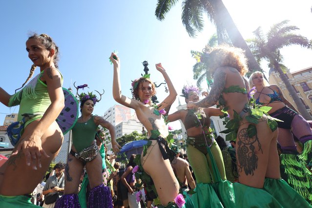 Reveler on stilts take part in the unofficial kick off of Rio's Carnival with the weed block parade performance by “Bloco Planta na mente”, in Rio de Janeiro, Brazil January 5, 2025. (Photo by Aline Massuca/Reuters)
