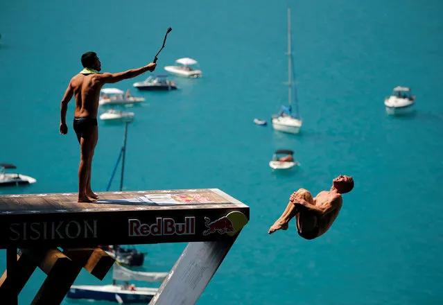 Michal Navratil of Czech Republic dives from a 27-metre high platform overlooking Lake Lucerne during the warm up before the finals of the Red Bull Cliff Diving series in Sisikon, Switzerland, August 4, 2018. (Photo by Denis Balibouse/Reuters)