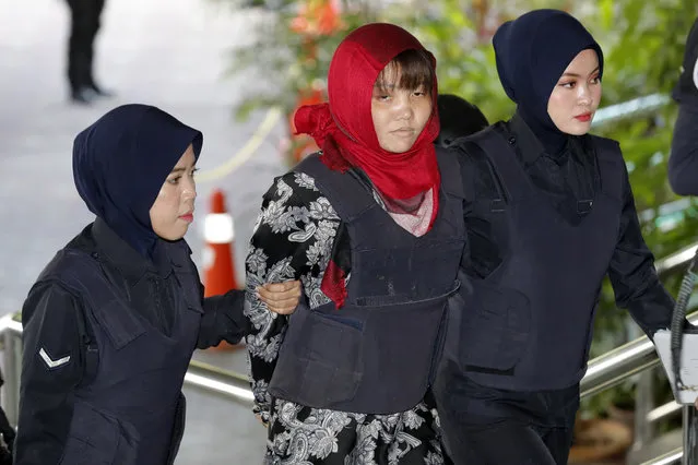 Vietnamese Doan Thi Huong, center, is escorted by police as she arrives at Shah Alam High Court in Shah Alam, Malaysia, Thursday, March 14, 2019. Vietnam has urged Malaysia to release the second woman accused of killing the estranged half brother of North Korea's leader after her co-defendant was unexpectedly set free this week. (Photo by Vincent Thian/AP Photo)