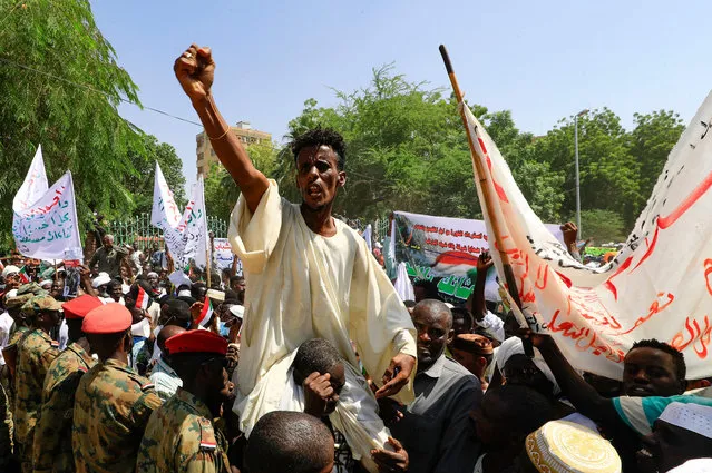 Sudanese protesters take part in a rally demanding the dissolution of the transitional government, outside the presidential palace in Khartoum on October 16, 2021. The protests came as Sudan's political scene reels from divisions among factions steering the country through a rocky transition following the April 2019 ouster of veteran autocrat Omar al-Bashir after mass protests against his rule. (Photo by Ashraf Shazly/AFP Photo)