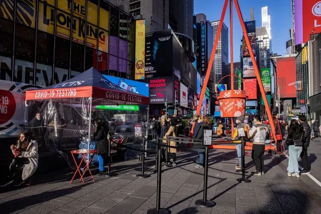 People queue at a popup COVID-19 testing site in Times Square in New York City, New York, U.S., December 3, 2021. (Photo by Jeenah Moon/Reuters)