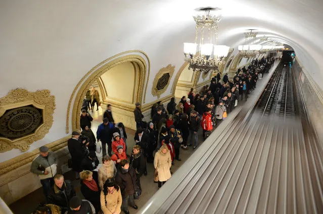 Subway passengers wait at the Kievskaya metro station of the Koltsevaya Line in Moscow, on November 14, 2012. (Photo by Kirill Kudryavtsev/AFP Photo)