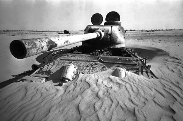 Four years after the 1967 Middle East war, an Egyptian tank is slowly covered by the drifting Sinai desert sand in Egypt on June 7, 1971. Battlefield for centuries, the Sinai claims another monument of war and remains the focal point of the Arab-Israeli dispute. (Photo by Brian Calvert/AP Photo)