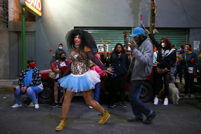 People dance during a traditional Mexican Christmas celebration known as “Posada mexicana” at Santa Maria la Ribera neighbourhood, as the outbreak of the coronavirus disease (COVID-19) continues in Mexico City, Mexico on December 16, 2020. (Photo by Edgard Garrido/Reuters)