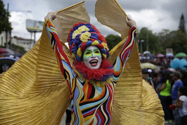 A view of the Desfile del Correo, with which thousands of people began the patron saint festivities, in San Salvador, El Salvador, 01 August 2017. The festivities in honor of the Divine Savior of the World, patron saint of San Salvador, are the most important in the country, where government activity is paralyzed on 01 August and 06, while the private sector activity is frozen on days 03, 05 and 06. The parade was led by San Salvador's Mayor, Nayib Bukele, who along the way threw candy to sspectators from a classic car. (Photo by Rodrigo Sura/EPA)