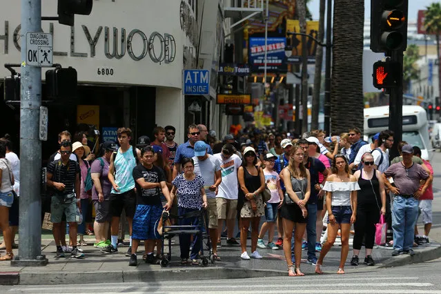 Tourists walks along Hollywood Boulevard in Hollywood, California U.S. August 3, 2017. (Photo by Mike Blake/Reuters)