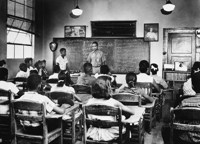 White students are conspicuously absent from this Colp grade school classroom in Colp, Illinois as they boycotted the newly-integrated school system on Monday, August 27, 1957. Principal Archie Moseley addresses part of the 60 students who registered. None of the more than 40 white students showed up. (Photo by AP Photo)